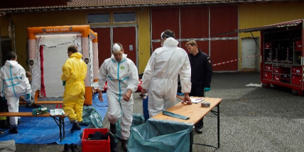 Hasiči v protichemických oblecích utratili husy a slepice v Martinicích