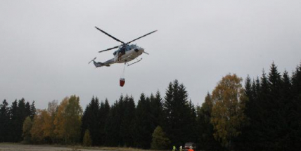 Hasiči cvičili plnění bambi vaku pod vrtulníkem