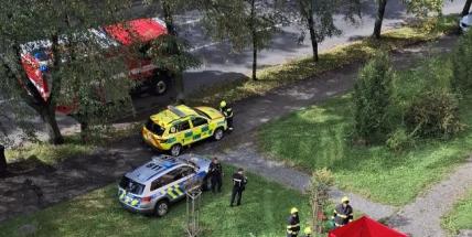 V centru Příbrami vyskočil muž ze čtvrtého patra. Nepřežil