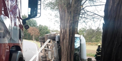 Náraz nákladního vozidla do stromu nedaleko Lazska se obešel bez zranění