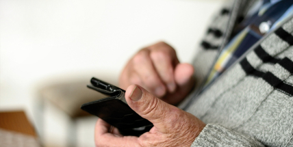 Senioři v hledáčku podvodníků: Jak se bránit manipulacím a krádežím v digitálním světě