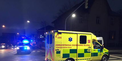 Řidič při couvání srazil chodce u jednoho z obchodních domů v Příbrami