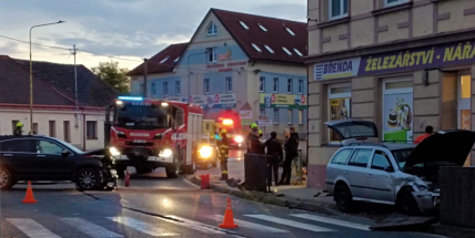 V Rožmitálské ulici na Březových Horách se srazila dvě auta