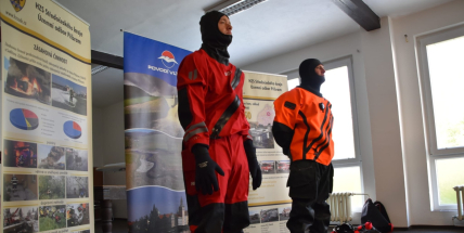 Příbramští hasiči mají od Povodí Vltavy nové suché obleky