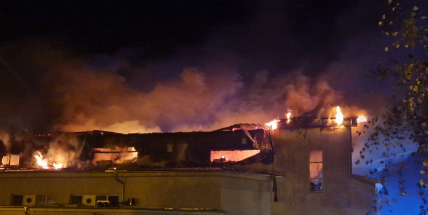 Nedělní požár střechy pekáren v Berouně způsobil škody za 50 milionů