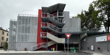 Cykloboxy v parkovacím domě zřejmě nebudou, o parkování mají ve velkém zájem motorkáři