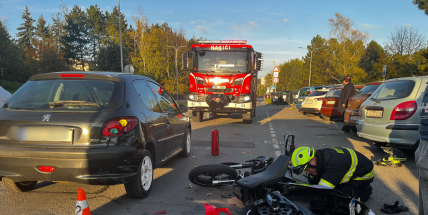 Srážka motocyklu s autem komplikuje průjezd Školní ulicí