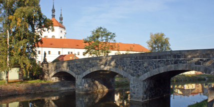 Stavbaři v Březnici na Příbramsku dokončili opravu kamenného mostu z roku 1899