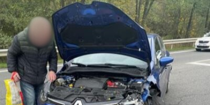 Senior při odbočování z hlavní nedal přednost protijedoucímu vozidlu a došlo ke srážce, která komplikuje průjezdnost křižovatkou u Brodu