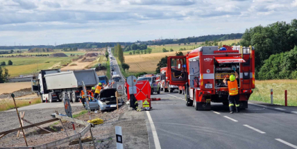 Silnice I/18 na Sedlčany ráno stála kvůli dopravní nehodě náklaďáku s osobním vozidlem