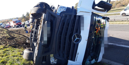 Převrácená cisterna zastavila provoz na D4