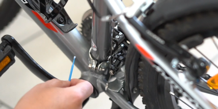 Ročně zloději ukradnou kolem pěti tisíc kol a koloběžek. Kola mizí i z nosičů aut nebo balkónů