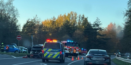 Opilý řidič boural do stromu. Nehoda tří vozidel na křižovatce u Brodu zkomplikovala dopravu.