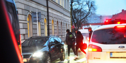 Auto srazilo v Příbrami ženu na přechodu. Policie hledá svědky