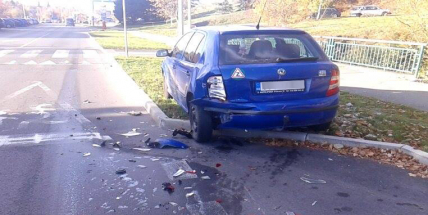 Další nehoda, řidič narazil do zaparkovaného vozu ve Školní