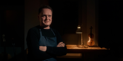 Václav Pikrt je Mistr houslař. Nový dokument o příbramském řemeslníkovi uvede místní kino