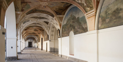 Noc na Svaté Hoře: Vstupte do krápníkové kaple v záři svíček, povečeřte v barokní jídelně