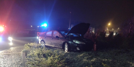Opilý řidič ukončil svou večerní jízdu Příbramí uprostřed kruhového objezdu