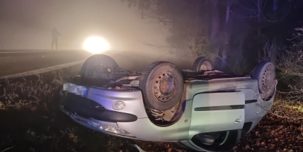 Smyk na namrzlé vozovce I/19 nedaleko Věšína poslal Peugeota na střechu