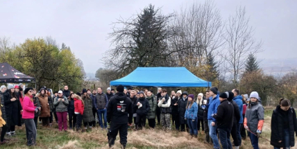 Svatohorské sady vítají brigádníky, nově vysadili čtyřicet ovocných stromů