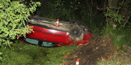 Pozor při cestě na Plzeň, u Teslín je auto na střeše