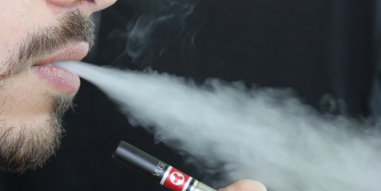 Experti doporučují zakázat u e-cigaret příchutě sladkostí a pestrobarevné obaly