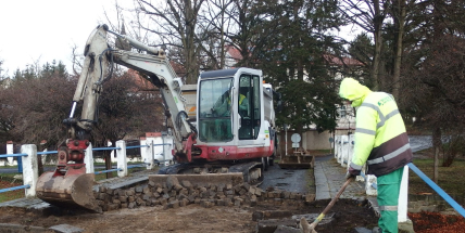 Starý Rožmitál bude mít nový most. Ten devadesátiletý se právě demoluje