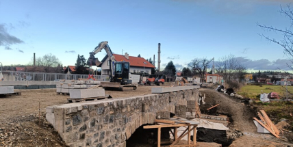 Historický Karlův most v Dobříši bude provizorně průjezdný už asi před vánočními svátky