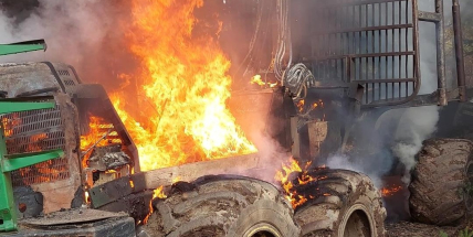 V lese u Smolotel hořel těžební stroj