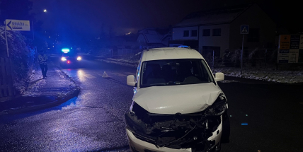 Srážka dvou vozidel komplikuje průjezd Zdabořskou ulicí