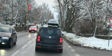 Dramatický incident v Příbrami: Po zatroubení vytáhl řidič na druhého pistoli