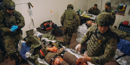 Střelba, křik a vážná poranění. Dělostřelci otestovali pilotní kurz bojové medicíny, který napodobuje současné bojové konflikty.