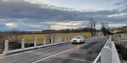 Na památkově chráněný most v Dobříši se po opravě vrátila auta