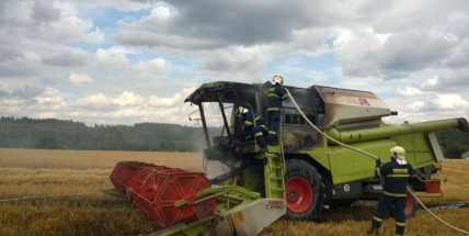 V Podlesí včera hořel kombajn, škoda vyšplhala na 4 miliony