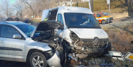 Nehoda dvou aut v Novém Kníně si vyžádala zranění dvou osob