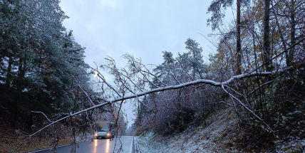 Silný vítr zaměstnává středočeské hasiče: Desítky výjezdů a jedno zranění