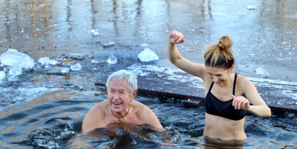 Třetí Silvestrovský ponor v Jincích přilákal desítky otužilců