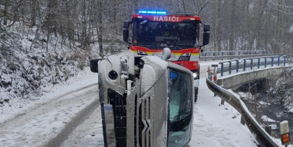 Středočeští policisté měli včera kvůli sněhu a námraze napilno. Nehoda na D5 s tragickými následky