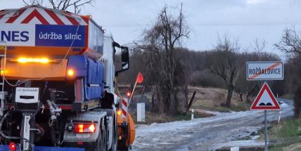 Silnice ve středních Čechách jsou většinou sjízdné, ledovka ustupuje