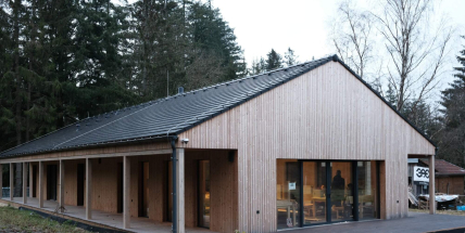 Na místě po vyhořelé hájovně Na Dědku vyrostla moderní klubovna