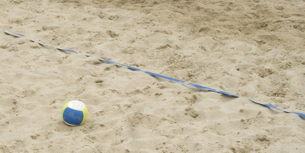 Bazén čistí nový robot, hřiště na beach volejbal mají nový písek