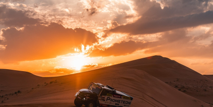 Kvalitní vypalovačka, plná šutrů a prachu. Macík dál dominuje Rallye Dakar