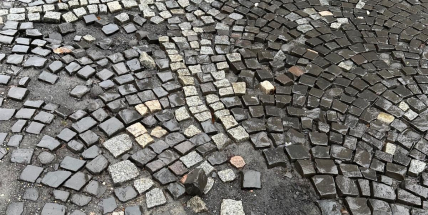 Opravená mozaika před příbramským kulturákem vypadá katastrofálně