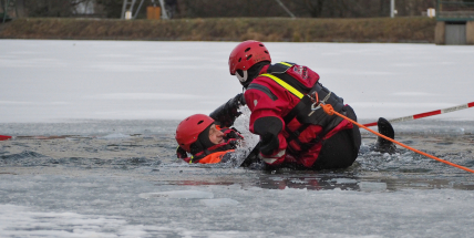 Příbramští hasiči trénovali záchranu osob z ledu na zamrzlém rybníku