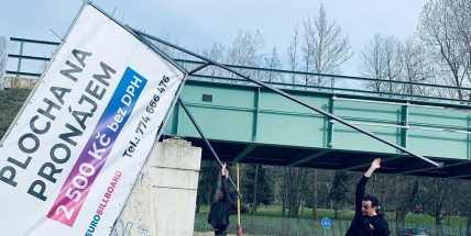 Nová zjištění ohledně temné minulosti Antona Fischera oživují problematiku nelegálních billboardů a vizuálního smogu v Příbrami
