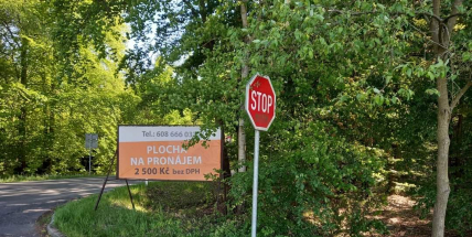 Středočeští silničáři loni odstranili meziročně víc nelegálních reklam