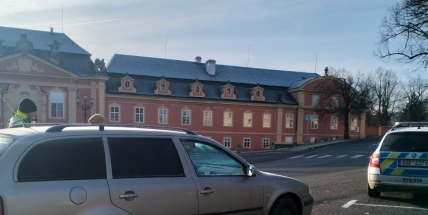 Policie se zaměřila na chodce i řidiče. Během kontrol odhalila 12 přestupků