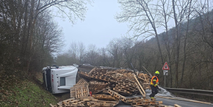 Převrácený kamion blokuje průjezd po silnici I/18
