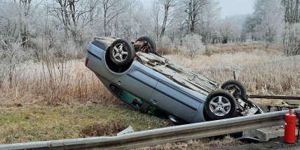 Cizinec otočil v Příbrami auto na střechu a od nehody utekl