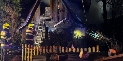 V noci hořela chata v Roželově na Hvožďansku